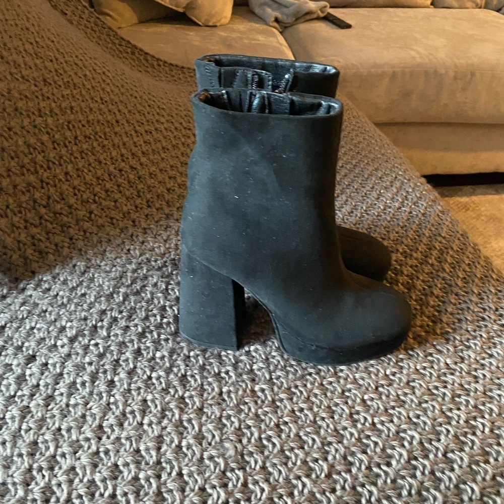 Boots never worn. Size 5M. Brand - Wild Pair